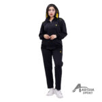 ست گرمکن و شلوار طرح پوما فراری مشکی زرد مانکن زن
